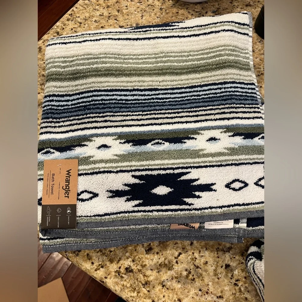 Wrangler Set of 2 bath towels and 2 Hand Towels with Blue and Green Accents